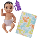 Mattel FHY77 - Barbie Babysitters Inc. Baby-Puppe und Zubehr (schwarzhaarig, lila Trinkflasche)