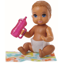 Mattel FHY78 - Barbie Babysitters Inc. Baby-Puppe und Zubehr (dunkelblond, pinkfarbene Trinkflasche)
